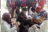 Prajurit TNI bantu Puskesmas Beoga layani imunisasi balita