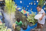 Anak-anak menyiram tanaman di bantaran sungai Pagarsih, Kecamatan Astanaanyar, Bandung, Jawa Barat, Jumat (4/9/2020). Bank BRI melalui program Corporate Social Responsibility (CSR) 