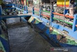 Warga melintas di pinggir sungai Pagarsih yang tertata dan bersih di Kecamatan Astanaanyar, Bandung, Jawa Barat, Jumat (4/9/2020). Bank BRI melalui program Corporate Social Responsibility (CSR) 