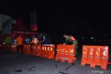 Petugas menutup jalan menggunakan barrier di Kota Madiun, Jawa Timur, Kamis (3/9/2020) malam. Pemkot Madiun memberlakukan jam malam dengan menutup sejumlah akses ke kawasan kota serta melakukan perubahan arus lalu lintas mulai pukul 21.00 WIB hingga 05.00 WIB guna mencegah penyebaran COVID-19 yang terus meningkat. Antara Jatim/Siswowidodo/zk