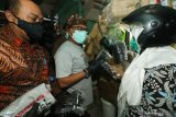 Kepala Staf Kepresidenan Moeldoko (tengah) membagikan masker kepada warga di Pasar Genteng Surabaya, Jawa Timur, Jumat (4/9/2020). Kepala Staf Kepresidenan Moeldoko, selain meninjau pasar yang menerapkan protokol kesehatan itu, juga membagikan masker kepada pengunjung dan pedagang serta membagikan sejumlah kaos bertuliskan 'Maskeran Rek, Angel Temen Tuturanmu' sebagai ajakan kepada warga untuk menerapkan protokol kesehatan pencegahan penularan COVID-19. Antara Jatim/Didik/Zk