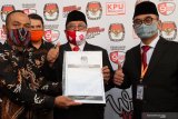 Ketua KPU Kota Blitar Choirul Umam (kiri) menyerahkan tanda terima pendaftaran sebagai calon Wali Kota Blitar 2020 kepada pasangan bakal calon Wali Kota dan Wakil Wali Kota Blitar Santoso (tengah) dan Tjutjuk Sunario (kanan) di Kantor KPU Kota Blitar, Jawa Timur, Jumat (4/9/2020). Pasangan Santoso-Tjutjuk diusung oleh partai PDIP, Hanura, Gerindra, PPP dan Partai Demokrat. Antara Jatim/Irfan Anshori/zk