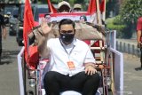 Bakal calon Bupati Kediri Haninditho Himawan Pramono menaiki becak sebelum menyerahkan berkas pendaftaran calon kepala daerah kepada KPU Kediri di Kediri, Jawa Timur, Jumat (4/9/2020). Haninditho Himawan Pramono yang merupakan anak dari Sekretaris Kabinet Pramono Anung tersebut maju pada bursa pilkada Kediri 2020 berpasangan dengan Dewi Maria Ulfa diusung dan didukung sembilan partai politik yakni PDI Perjuangan, PKB, PAN, Partai Nasdem, Partai Golkar, Partai Gerindra, Partai Demokrat, PKS, dan PPP. Antara Jatim/Prasetia Fauzani/zk.