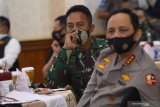 Kepala Staf TNI Angkatan Darat (KSAD) Jenderal TNI Andika Perkasa (kedua kanan) dan Wakapolri Komjen (Pol) Gatot Eddy Pramono (kanan) mendengarkan pemaparan Gubernur Jawa Timur Khofifah Indra Parawansa saat pertemuan dan dialog di Gedung Negara Grahadi, Surabaya, Jawa Timur, Kamis (3/9/2020). Pertamuan dan dialog tersebut membahas terkait upaya penanganan COVID-19 dan langkah-langkah dalam pemulihan ekonomi di Jawa Timur. Antara Jatim/Moch Asim/zk.