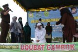 Algojo melakukan eksekusi hukuman cambuk terhadap salah seorang pasangan terpidana dalam kasus zina di Masjid Al Munawarah, Kota Jantho, Kabupaten Aceh Besar, Aceh, Jumat (4/9/2020). Pasangan terpidana yang terbukti melanggar Syariat Islam dalam kasus zina itu masing masing menjalani sebanyak 100 cambuk dengan tetap menerapkan protokol kesehatan guna mencegah penyebaran COVID-19.Antara Aceh/Ampelsa.