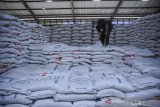Buruh kerja melakukan bongkar muat beras di Gudang Bulog Cimindi, Cimahi, Jawa Barat, Sabtu (5/9/2020). Kementerian Sosial bersama Perum bulog menyediakan 450 ribu ton beras selama tiga bulan kedepan bagi 10 juta keluarga penerima manfaat program keluarga harapan yang terdampak pandemi COVID-19 di seluruh Indonesia. ANTARA JABAR/Raisan Al Farisi/agr