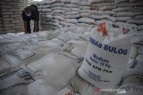 Buruh kerja melakukan bongkar muat beras di Gudang Bulog Cimindi, Cimahi, Jawa Barat, Sabtu (5/9/2020). Kementerian Sosial bersama Perum bulog menyediakan 450 ribu ton beras selama tiga bulan kedepan bagi 10 juta keluarga penerima manfaat program keluarga harapan yang terdampak pandemi COVID-19 di seluruh Indonesia. ANTARA JABAR/Raisan Al Farisi/agr
