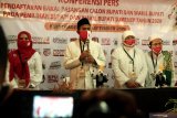 Achmad Fauzi (ke dua kiri) bersama pasangannya Dewi Khalifah (ke dua kanan) memberikan keterangan pers usai mendaftar sebagai Cabup-cawabup pada Pilkada Sumenep di KPU Sumenep, Jawa Timur, Jumat (4/9/2020). Achmad Fauzi-Dewi Khalifah diusung Parpol PDIP, Gerinda, PAN, PKS dan PBB pada Pilkada serentak pada 9 Desember 2020 mendatang. ANTARA FOTO/Saiful Bahri/ANTARA FOTO/SAIFUL BAHRI (ANTARA FOTO/SAIFUL BAHRI)