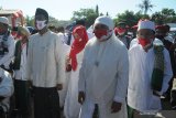 Achmad Fauzi (ke tiga kiri) bersama pasangannya Dewi Khalifah (ke dua kanan) menuju kantor KPU saat akan mendaftar sebagai Cabup-cawabup di Sumenep, Jawa Timur, Jumat (4/9/2020). Achmad Fauzi-Dewi Khalifah diusung Parpol PDIP, Gerinda, PAN, PKS dan PBB pada Pilkada serentak pada 9 Desember 2020 mendatang. Antara Jatim/Saiful Bahri/zk.