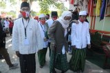 Achmad Fauzi (kiri) bersama sejumlah simpatisan menuju Kantor KPU saat akan mendaftar sebagai Cabup-cawabup di Sumenep, Jawa Timur, Jumat (4/9/2020). Achmad Fauzi-Dewi Khalifah diusung Parpol PDIP, Gerinda, PAN, PKS dan PBB pada Pilkada serentak pada 9 Desember 2020 mendatang. Antara Jatim/Saiful Bahri/zk.
