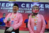 Pasangan bakal calon Gubernur dan Wakil Gubernur Jambi, Cek Endra (kiri) dan Ratu Munawaroh Zulkifli (kanan) menjawab pertanyaan wartawan usai mendaftarkan diri sebagai calon ke Komisi Pemilihan Umum (KPU) Provinsi Jambi di Jambi, Jumat (4/9/2020). Cek Endra yang merupakan Bupati Sarolangun dua periode berpasangan dengan Ratu yang merupakan Istri mantan Gubernur Jambi dua periode Zulkifli Nurdin resmi mendaftar dan diusung koalisi Partai Golkar dan PDI Perjuangan. ANTARAFOTO/Wahdi Septiawan/wsj.