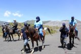 Deputi Bidang Kebijakan Strategis Kemenparekraf R. Kurleni Ukar (tengah) menaiki kuda seusai bersih bersih di lautan pasir Gunung Bromo, Probolinggo, Jawa Timur, Minggu (6/9/2020). Kementerian Pariwisata dan Ekonomi Kreatif menggelar gerakan Bersih, Indah, Sehat dan Aman (Bisa) yang bertujuan untuk mendorong pemulihan sektor pariwisata dan mengedukasi insan pariwisata bahwa di tengah suasana pandemi ini sektor pariwisata tetap bisa bergeliat. Antara Jatim/Umarul Faruq/zk