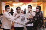 Bakal Calon Wali Kota dan Wakil Wali Kota Surabaya Machfud Arifin (kedua kiri) dan Mujiaman Sukirno (kedua kanan) bersama Ketua Tim Pemenangan Miratul Mu'minin (kiri) menyerahkan dokumen kepada Divisi Hukum dan Pengawasan KPU Kota Surabaya Agus Turcham di Kantor Komisi Pemilihan Umum (KPU) Kota Surabaya, Jawa Timur, Minggu (6/9/2020). Pasangan Bakal Calon Wali Kota dan Wakil Wali Kota Surabaya yang didukung delapan partai pengusung yaitu PKB, Gerindra, PKS, Golkar, Demokrat, NasDem, PAN dan PPP itu maju dalam Pilkada Surabaya 2020. Antara Jatim/Didik/Zk