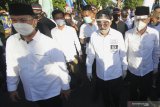 Bakal Calon Wali Kota dan Wakil Wali Kota Surabaya Machfud Arifin (ketiga kiri) dan Mujiaman Sukirno (kanan) bersama Ketua Tim Pemenangan Miratul Mu'minin (kiri) berjalan menuju Kantor Komisi Pemilihan Umum (KPU) Kota Surabaya, Jawa Timur, Minggu (6/9/2020). Pasangan Bakal Calon Wali Kota dan Wakil Wali Kota Surabaya yang didukung delapan partai pengusung yaitu PKB, Gerindra, PKS, Golkar, Demokrat, NasDem, PAN dan PPP itu maju dalam Pilkada Surabaya 2020. Antara Jatim/Didik/Zk