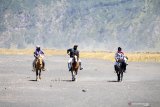 Pemilik menunggangi kuda nya di lautan pasir Gunung Bromo, Probolinggo, Jawa Timur, Minggu (6/9/2020). Meskipun aktivitas wisata di Gunung Bromo sudah dibuka sejak (28/8) setelah tutup selama enam bulan sejak maret 2020, para pemilik kuda masih sepi pendapatan karena pembatasan pengunjung. Antara Jatim/Umarul Faruq/zk