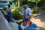 Sejumlah siswa mencuci tangan sebelum masuk ke dalam kelas untuk mengikuti pembelajaran tatap muka terbatas di SMA Negeri 3 Kabupaten Jombang, Jawa Timur, Jumat (4/9/2020). Sebanyak 14 SMA di Kabupaten Jombang mulai melaksanakan KMB secara tatap muka terbatas melalui proses verifikasi kesiapan sarana dan prasarana protokol kesehatan pencegahan penularan COVID-19 dan hanya diikuti maksimal sembilan siswa dalam satu kelas. Antara Jatim/Syaiful Arif/zk.