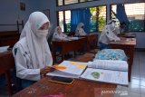 Siswa mengikuti pembelajaran tatap muka terbatas di SMA Negeri 3 Kabupaten Jombang, Jawa Timur, Jumat (4/9/2020). Sebanyak 14 SMA di Kabupaten Jombang mulai melaksanakan KMB secara tatap muka terbatas melalui proses verifikasi kesiapan sarana dan prasarana protokol kesehatan pencegahan penularan COVID-19 dan hanya diikuti maksimal sembilan siswa dalam satu kelas. Antara Jatim/Syaiful Arif/zk.