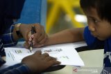 Sejumlah anak berkebutuhan khusus mengikuti kelas terapi motorik di Amanda Learning Center, Telukjambe Timur, Karawang, Jawa Barat, Senin (7/9/2020). Kelas terapi tersebut untuk mengembangkan sistem saraf motorik dan melatih kemandirian serta rasa percaya diri bagi anak berkebutuhan khusus agar dapat beradaptasi dengan lingkungan masyarakat. ANTARA JABAR/M Ibnu Chazar/agr