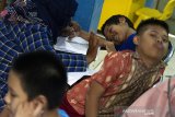 Sejumlah anak berkebutuhan khusus mengikuti kelas terapi motorik di Amanda Learning Center, Telukjambe Timur, Karawang, Jawa Barat, Senin (7/9/2020). Kelas terapi tersebut untuk mengembangkan sistem saraf motorik dan melatih kemandirian serta rasa percaya diri bagi anak berkebutuhan khusus agar dapat beradaptasi dengan lingkungan masyarakat. ANTARA JABAR/M Ibnu Chazar/agr