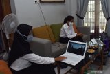 Dua orang mahasiswi baru Universitas Gadjah Mada (UGM) Yogyakarta mengikuti Orientasi Studi dan Pengenalan Kampus (Opspek) secara daring di rumahnya di Kota Madiun, Jawa Timur, Senin (7/9/2020). Opspek yang dibuka oleh Presiden Joko Widodo tersebut akan berlangsung selama enam hari hingga Sabtu (12/9) dan dilakukan secara daring guna pencegahan penularan COVID-19. Antara Jatim/Siswowidodo/zk.