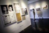 Petugas keamanan mengamati karya yang ditampilkan dalam Pameran Fotografi dan Grafis Indonesia Bergerak: 1900 - 1942 saat pembukaan dan peluncuran tur virtual di Galeri Foto Jurnalistik Antara (GFJA), Jakarta, Senin (7/9/2020). Pameran dalam rangka merayakan 75 Tahun Kemerdekaan Republik Indonesia itu berlangsung hingga 7 Oktober 2020. ANTARA FOTO/Aprillio Akbar/nym.