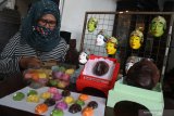 Pelaku bisnis kuliner membuat makanan olahan cokelat berbentuk karakter tokoh topeng panji yang dijual sebagai souvenir wisata di Malang, Jawa Timur, Selasa (8/9/2020). Pelaku bisnis kuliner setempat melakukan inovasi dengan  membuat souvenir wisata dari bahan makanan olahan cokelat sebagai upaya untuk mendongkrak pendapatan usahanya yang sempat anjlok hingga 50 persen saat pandemi COVID-19. Antara Jatim/Ari Bowo Sucipto/zk