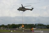 Helikopter Super Puma menurunkan logistik di lokasi yang tidak dapat jangkau melalui jalan darat saat latihan penanganan bencana gempa dan tsunami Jalak Sakti di Pangkalan Udara Sutan Iskandar Muda, Aceh Besar, Aceh, Selasa (8/9/2020). Latihan gabungan TNI-AU, Basarnas, PMI dan BNPB yang merupakan rangkaian operasi Jalak Sakti itu untuk mensinergikan kekuatan lintas instansi terkait dalam penanganan bencana gema dan tsunami di Aceh. ANTARA FOTO/Ampelsa. Antara Aceh/Ampelsa.