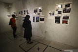 Pengunjung melihat karya foto yang dipajang saat pameran fotografi bertajuk 