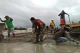 Prajurit TNI bantu bangun masjid Al Araf Kampung Mawokau Mimika