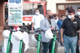 City Manager Bali Grab Indonesia, Kresno Wibowo, mendampingi Direktur Jenderal Perhubungan Darat Kementerian Perhubungan RI, Budi Setiyadi (kanan), beserta jajaran sedang mencoba GrabWheels sebagai solusi first mile/last mile ramah lingkungan dalam acara peluncuran Trans Metro Dewata di Denpasar, Bali, Senin (7/9). GrabWheels merupakan salah satu wujud program #LangkahHijau Grab untuk mengurangi emisi gas rumah kaca. Hal ini juga sejalan dengan misi program #GrabForGood untuk membawa dampak positif dengan menggunakan teknologi. (adt)