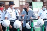 City Manager Bali Grab Indonesia, Kresno Wibowo, mendampingi Direktur Jenderal Perhubungan Darat Kementerian Perhubungan RI, Budi Setiyadi, beserta jajaran sedang mencoba GrabWheels sebagai solusi first mile/last mile ramah lingkungan dalam acara peluncuran Trans Metro Dewata di Denpasar, Bali (7/9). GrabWheels merupakan salah satu wujud program #LangkahHijau Grab untuk mengurangi emisi gas rumah kaca. Hal ini juga sejalan dengan misi program #GrabForGood untuk membawa dampak positif dengan menggunakan teknologi. (adt)