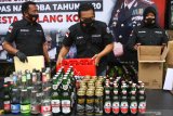 Polisi menata barang bukti berupa minuman keras yang disita dari tangan tersangka dalam operasi Tumpas Narkoba di Polresta Malang, Jawa Timur, Rabu (9/9/2020). Operasi yang dilakukan selama 12 hari tersebut sedikitnya menangkap 31 tersangka yang terdiri dari pengedar dan pemakai narkoba maupun minuman keras. Antara Jatim/Ari Bowo Sucipto/zk.