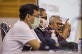 Ketua KPU Arief Budiman (kanan) menyampaikan arahan kepada ratusan petugas KPPS, PPK, PPS saat pembukaan uji coba Sistem Informasi Rekapitulasi (Sirekap) pemilihan serentak di SOR Volly Indoor Stadion Si Jalak Harupat, Kabupaten Bandung, Jawa Barat, Rabu (9/9/2020). Uji coba aplikasi Sirekap tersebut dalam rangka mempersiapkan pemungutan, penghitungan suara, sampai dengan tahapan rekap guna memastikan kesiapan penggunaannya dalam penyelenggara Pilkada serentak 2020 di daerah. ANTARA JABAR/M Agung Rajasa/agr