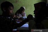 Seorang siswa tunarungu SLB Negeri Cicendo mendapat pengajaran bahasa isyarat dari guru saat kegiatan 