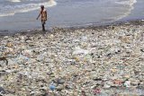 Warga beraktivitas di sekitar sampah yang menumpuk di pantai Dadap, Juntinyuat, Indramayu, Jawa Barat, Rabu (9/9/2020). Sampah yang sebagian besar dari limbah rumah tangga tersebut terseret arus dan menumpuk sehingga mencemari kawasan pantai tersebut. ANTARA JABAR/Dedhez Anggara/agr