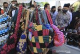 Menteri Koperasi dan Usaha Kecil Menengah (UKM) Teten Masduki (kanan) meninjau produk unggulan saat pameran Gelar Produk UMKM di Indramayu, Jawa Barat, Kamis (10/9/2020). Kegiatan tersebut untuk mendorong kreativitas dan inovasi UMKM dalam upaya mengangkat daya tawar produk ke posisi yang lebih baik di masa pandemi COVID-19. ANTARA JABAR/Dedhez Anggara/agr