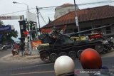 Hilang kendali , tank TNI tabrak gerobak dan empat sepeda motor di Bandung Barat