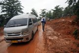 Kendaraan melintas bergantian di antara material longsor yang baru dibersihkan di Kelok Jariang, Bungus Teluk Kabung, Padang, Sumatera Barat, Kamis (10/9/2020). Longsor akibat curah hujan tinggi di kawasan galian C itu sempat menyebabkan Jalan Lintas Sumatera Padang - Bengkulu tersebut terputus sementara, kini sudah bisa dilewati bergantian dengan sistem buka-tutup. ANTARA FOTO/Iggoy el Fitra/nz