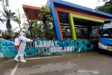 Petugas Dinas Perhubungan Provinsi Aceh melakukan penyemprotan disinfektan pada sarana halte dan bus angkutan massal Trans Kutaraja di Banda Aceh, Aceh, Jumat (11/9/2020). Dinas Perhubungan menerapkan protokol kesehatan terhadap penumpang dan melakukan disinfektan secara rutin guna mencegah penularan COVID-19 yang semakin meningkat. Antara Aceh/Irwansyah Putra.
