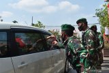 Prajurit TNI membagikan masker kepada pengendara saat Kampanye Penggunaan dan Pembagian Masker Serentak di Kota Madiun, Jawa Timur, Kamis (10/9/2020). Pemkot Madiun bersinergi dengan TNI, Polri, Ormas dan relawan membagikan 10 ribu masker kepada masyarakat di sejulah lokasi guna pencegahan penularan COVID-19. Antara Jatim/Siswowidodo/zk.