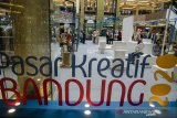 Pengunjung melihat sejumlah produk UMKM Kota Bandung yang dijual saat acara Pasar Kreatif Bandung 2020 di Trans Studio Mall, Bandung, Jawa Barat, Juma (11/9/2020). Kegiatan yang juga dilaksanakan di sejumlah pusat perbelanjaan Kota bandung tersebut bertujuan untuk membantu para pelaku umkm dalam memasarkan produk serta upaya pemulihan pertumbuhan ekonomi di Kota Bandung Pascapandemi COVID-19. ANTARA JABAR/Novrian Arbi/agr