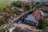 Foto udara gedung peninggalan stasiun penerima Radio Malabar di Rancaekek, Kabupaten Bandung, Jawa Barat, Jumat (11/9/2020). Bangunan yang dibangun pada 1928 tersebut merupakan stasiun penerima dari stasiun radio Malabar yg menghubungkan siaran radio dari Belanda ke Bandung pada zaman kolonial dan saat ini menjadi situs peninggalan sejarah radio antar benua di Hindia Belanda. ANTARA JABAR/Raisan Al Farisi/agr