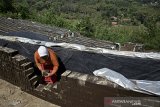 Pekerja menjemur batu bata merah yang sudah dicetak di Margawati, Kabupaten Garut, Jawa Barat, Jumat (11/9/2020). Produksi batu bata merah mengalami peningkatan saat musim kemarau dari semula 4.000 menjadi 5.000 buah per hari yang dijual Rp 500 ribu per 1.000 buah. ANTARA JABAR/Candra Yanuarsyah/agr