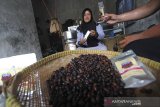 Warga dari Kelompok tani Jaka Kencana menyelesaikan pembuatan kopi mangrove di Pabean udik, Indramayu, Jawa Barat, Jumat (11/9/2020). Kopi berbahan dasar tumbuhan mangrove jenis Kerandang (peuraria Phaseoloides) tersebut kian diminati pecinta kopi dan dijual seharga Rp20 ribu per bungkus. ANTARA JABAR/Dedhez Anggara/agr