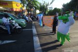 Maskot Pilkada Surabaya 2020 Siro (keempat kanan) dan Siboy (kanan) menyapa pengguna jalan saat melakukan sosialisasi, di perempatan jalan Margorejo, Surabaya, Jawa Timur, Kamis (10/9/2020). Sosialisasi yang diadakan oleh Panitia Pemilihan Kecamatan (PPK) dan Panitia Pemungutan Suara (PPS) se-Wonocolo tersebut bertujuan untuk meningkatkan partisipasi masyarakat dalam menggunakan hak pilih pada pemilihan Wali Kota dan Wakil Wali Kota Surabaya pada 9 Desember mendatang. Antara Jatim/Moch Asim/zk.