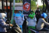 Maskot Pilkada Surabaya 2020 Siro (kiri) dan Siboy (kanan) menyapa pengguna jalan saat melakukan sosialisasi, di perempatan jalan Margorejo, Surabaya, Jawa Timur, Kamis (10/9/2020). Sosialisasi yang diadakan oleh Panitia Pemilihan Kecamatan (PPK) dan Panitia Pemungutan Suara (PPS) se-Wonocolo tersebut bertujuan untuk meningkatkan partisipasi masyarakat dalam menggunakan hak pilih pada pemilihan Wali Kota dan Wakil Wali Kota Surabaya pada 9 Desember mendatang. Antara Jatim/Moch Asim/zk.