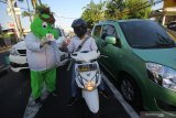 Maskot Pilkada Surabaya 2020 Siboy membagikan stiker kepada pengendara motor jalan saat melakukan sosialisasi, di perempatan jalan Margorejo, Surabaya, Jawa Timur, Kamis (10/9/2020). Sosialisasi yang diadakan oleh Panitia Pemilihan Kecamatan (PPK) dan Panitia Pemungutan Suara (PPS) se-Wonocolo tersebut bertujuan untuk meningkatkan partisipasi masyarakat dalam menggunakan hak pilih pada pemilihan Wali Kota dan Wakil Wali Kota Surabaya pada 9 Desember mendatang. Antara Jatim/Moch Asim/zk.