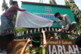 Warga Nahdlatul Ulama (NU) menutup papan nama gedung Dewan Pengurus Cabang DPC PKB Kediri saat unjuk rasa di Kediri Jawa Timur, Kamis (10/9/2020). Massa aksi menuntut pengembalian aset milik Pengurus Cabang Nahdlatul Ulama (PC NU) berupa gedung yang dipinjam PKB karena pencalonan bakal calon wakil bupati Dewi Maria Ulfa yang tidak mendapatkan restu dari kyai dan dinilai memanfaatkan nama besar NU untuk kepentingan golongan tertentu. Antara Jatim/Prasetia Fauzani/zk.