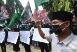 Warga Nahdlatul Ulama (NU) melakukan unjuk rasa di depan gedung Dewan Pengurus Cabang DPC PKB Kediri di Kediri Jawa Timur, Kamis (10/9/2020). Massa aksi menuntut pengembalian aset milik Pengurus Cabang Nahdlatul Ulama (PC NU) berupa gedung yang dipinjam PKB karena pencalonan bakal calon wakil bupati Dewi Maria Ulfa yang tidak mendapatkan restu dari kyai dan dinilai memanfaatkan nama besar NU untuk kepentingan golongan tertentu. Antara Jatim/Prasetia Fauzani/zk.