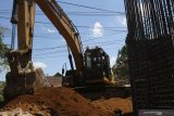  Pekerja konstruksi menyelesaikan pekerjaan pembangunan tiang pancang di lokasi proyek jembatan Kedungkandang, Malang, Jawa Timur, Jumat (11/9/2020). Kementerian Pekerjaan Umum dan Perumahan Rakyat (PUPR) melalui Direktorat Jenderal (Ditjen) Bina Konstruksi menargetkan pembinaan dan pelatihan bagi 124.300 tenaga kerja konstruksi pada tahun 2021 sebagai upaya untuk meningkatkan Sumber Daya Manusia (SDM) di sektor konstruksi. Antara Jatim/Ari Bowo Sucipto/zk